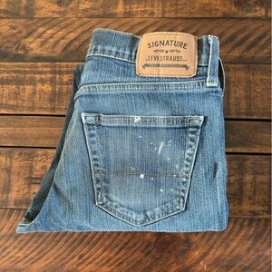 Levi men’s jeans in medium wash with minor paint damage on pocket 28x32 straight